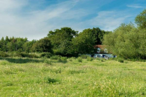 The Wobbin, Remote, Comfort, Sea Views and the beautiful Essex Marshes